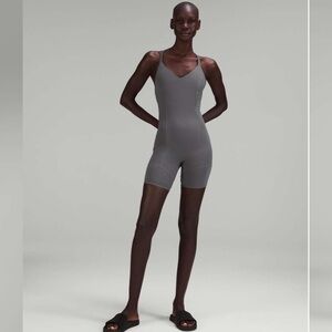 665. Lululemon LAB Nulux and Mesh One-Piece 8"
Anchor size 8 NWT